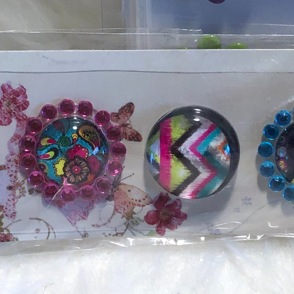 Mix of scrapbooking accessories, brads/pebbles and flowers - Picture 7 of 7